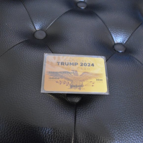 Collectible Memorable Official Gold Card TRUMP 2024 ~ 3' x 2' PREMIUM MEMBER - Picture 4 of 6
